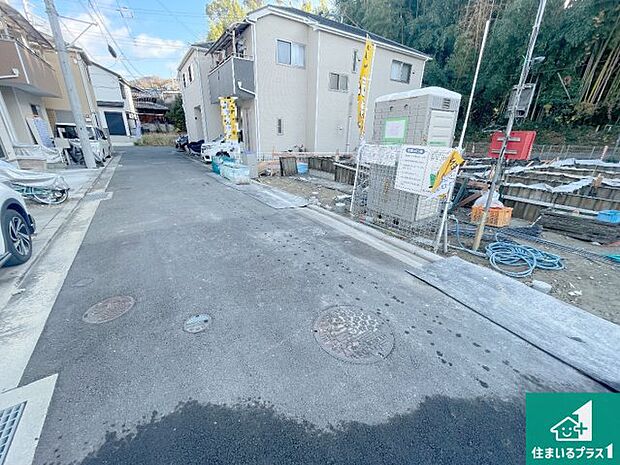 周辺は落ち着いた街並みの住宅地！子育てがしやすい住環境です！まだ未完成ですが、現地でしかわからない事もございます。是非一度ご覧ください。