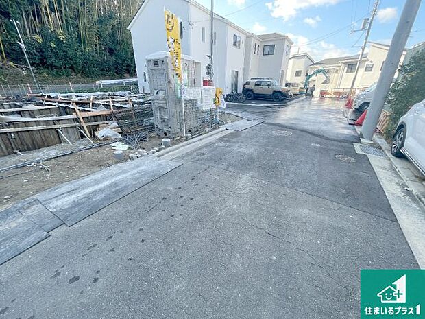 周辺は落ち着いた街並みの住宅地！子育てがしやすい住環境です！まだ未完成ですが、現地でしかわからない事もございます。是非一度ご覧ください。
