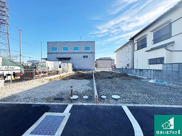周辺は落ち着いた街並みの住宅地！子育てがしやすい住環境です！まだ未完成ですが、現地でしかわからない事もございます。是非一度ご覧ください。