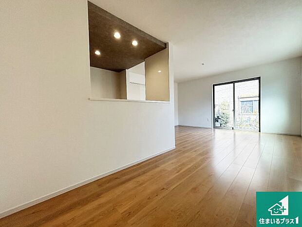 シンプルなリビングは、観葉植物等のインテリアを楽しめますね!パパ好みにも、ママ好みにも家具次第で雰囲気を変えることができます!