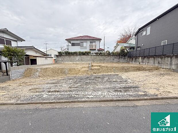 周辺は落ち着いた街並みの住宅地！子育てがしやすい住環境です！まだ未完成ですが、現地でしかわからない事もございます。是非一度ご覧ください。