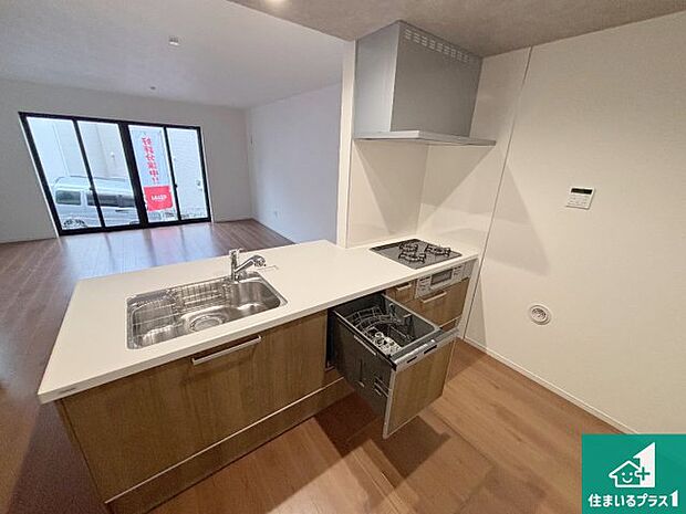 リビングと統一感があり、使い勝手のいいキッチン。広々としているので、二人並んで作業が出来ちゃいます。お子様と一緒に色々なお料理に挑戦できるスペースがあります。