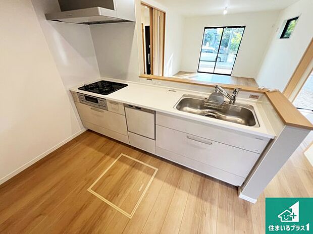 リビングと統一感があり、使い勝手のいいキッチン。広々としているので、二人並んで作業が出来ちゃいます。お子様と一緒に色々なお料理に挑戦できるスペースがあります。