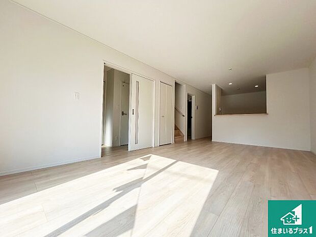 シンプルなリビングは、観葉植物等のインテリアを楽しめますね！パパ好みにも、ママ好みにも家具次第で雰囲気を変えることができます！