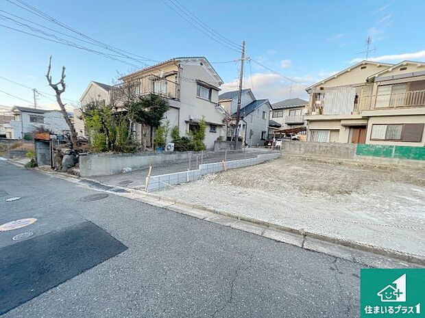 周辺は落ち着いた街並みの住宅地！子育てがしやすい住環境です！まだ未完成ですが、現地でしかわからない事もございます。是非一度ご覧ください。