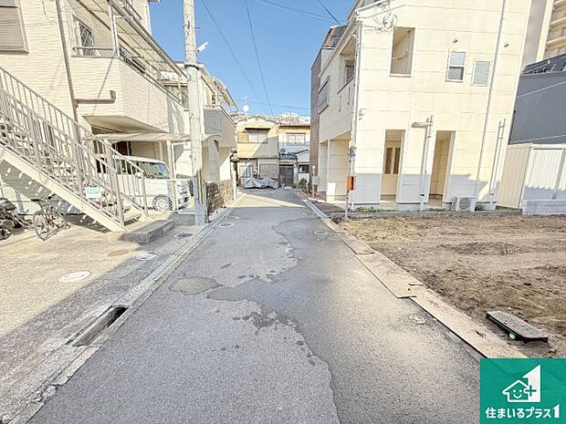 周辺は落ち着いた街並みの住宅地！子育てがしやすい住環境です！まだ未完成ですが、現地でしかわからない事もございます。是非一度ご覧ください。