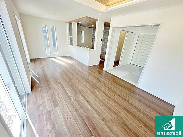 シンプルなリビングは、観葉植物等のインテリアを楽しめますね！パパ好みにも、ママ好みにも家具次第で雰囲気を変えることができます！