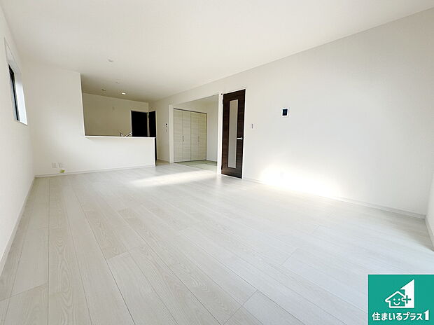 シンプルなリビングは、観葉植物等のインテリアを楽しめますね！パパ好みにも、ママ好みにも家具次第で雰囲気を変えることができます！