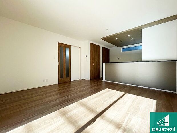 シンプルなリビングは、観葉植物等のインテリアを楽しめますね！パパ好みにも、ママ好みにも家具次第で雰囲気を変えることができます！