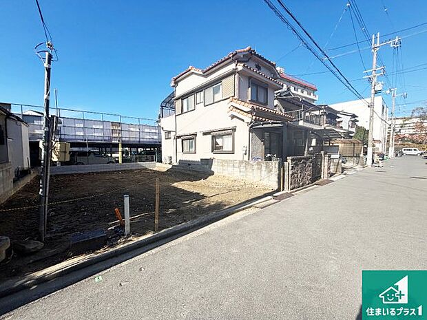 周辺は落ち着いた街並みの住宅地!子育てがしやすい住環境です!まだ未完成ですが、現地でしかわからない事もございます。是非一度ご覧ください。
