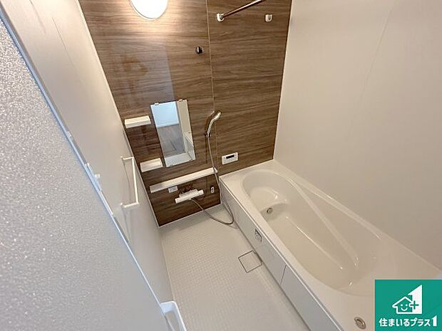 足をゆったり伸ばして寛げる浴槽です。窓が設けられていますので差し込む光が明るく穏やかな雰囲気にしてくれます♪浴室乾燥機も設置しているので、雨の日の洗濯物も安心です♪