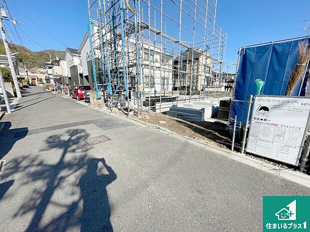 周辺は落ち着いた街並みの住宅地！子育てがしやすい住環境です！まだ未完成ですが、現地でしかわからない事もございます。是非一度ご覧ください。