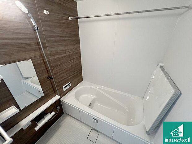 足をゆったり伸ばして寛げる浴槽です。浴室乾燥機も設置しているので、雨の日の洗濯物も安心です♪