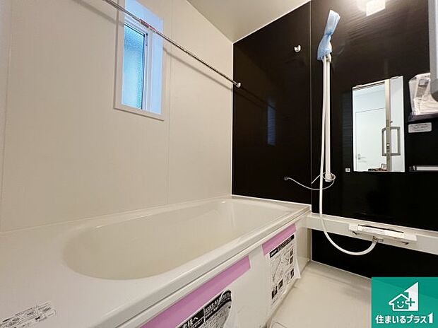 足をゆったり伸ばして寛げる浴槽です。窓が設けられていますので差し込む光が明るく穏やかな雰囲気にしてくれます♪浴室乾燥機も設置しているので、雨の日の洗濯物も安心です♪