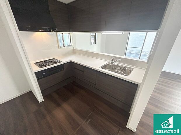 リビングと統一感があり、使い勝手のいいキッチン。広々としているので、二人並んで作業が出来ちゃいます。お子様と一緒に色々なお料理に挑戦できるスペースがあります。