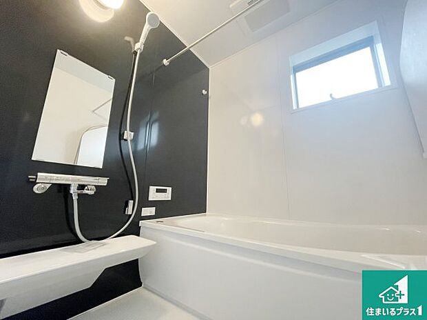 足をゆったり伸ばして寛げる浴槽です。窓が設けられていますので差し込む光が明るく穏やかな雰囲気にしてくれます♪浴室乾燥機も設置しているので、雨の日の洗濯物も安心です♪