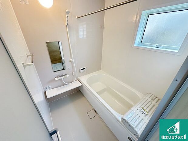 足をゆったり伸ばして寛げる浴槽です。窓が設けられていますので差し込む光が明るく穏やかな雰囲気にしてくれます♪浴室乾燥機も設置しているので、雨の日の洗濯物も安心です♪