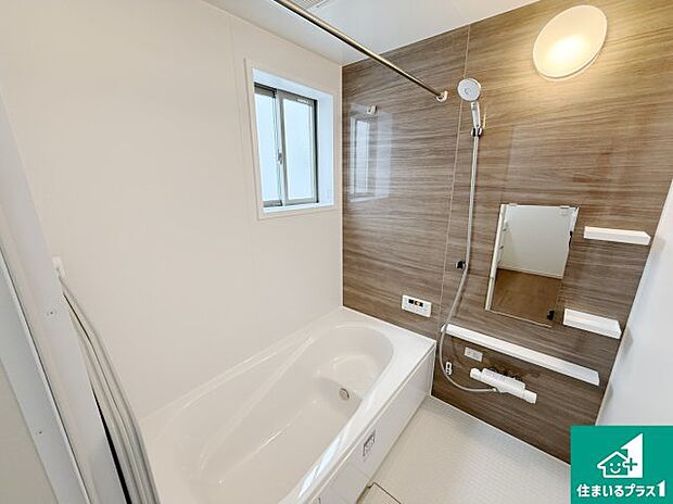 足をゆったり伸ばして寛げる浴槽です。窓が設けられていますので差し込む光が明るく穏やかな雰囲気にしてくれます♪浴室乾燥機も設置しているので、雨の日の洗濯物も安心です♪