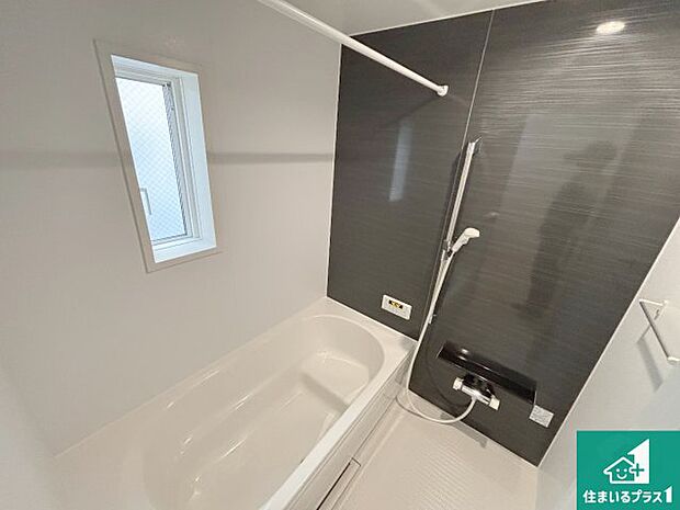 足をゆったり伸ばして寛げる浴槽です。窓が設けられていますので差し込む光が明るく穏やかな雰囲気にしてくれます♪浴室乾燥機も設置しているので、雨の日の洗濯物も安心です♪