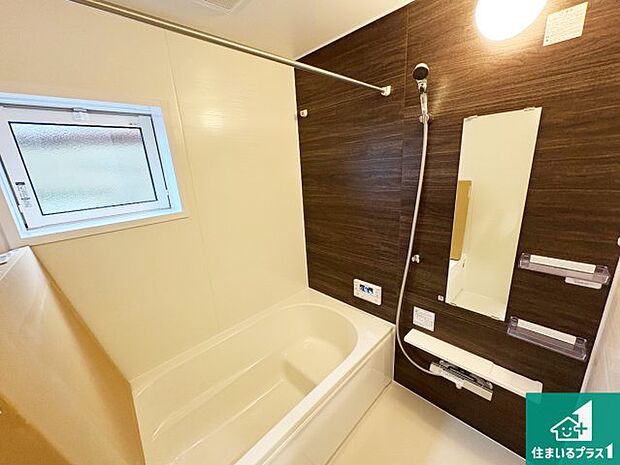 足をゆったり伸ばして寛げる浴槽です。窓が設けられていますので差し込む光が明るく穏やかな雰囲気にしてくれます♪浴室乾燥機も設置しているので、雨の日の洗濯物も安心です♪