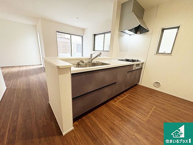 リビングと統一感があり、使い勝手のいいキッチン。広々としているので、二人並んで作業が出来ちゃいます。お子様と一緒に色々なお料理に挑戦できるスペースがあります。