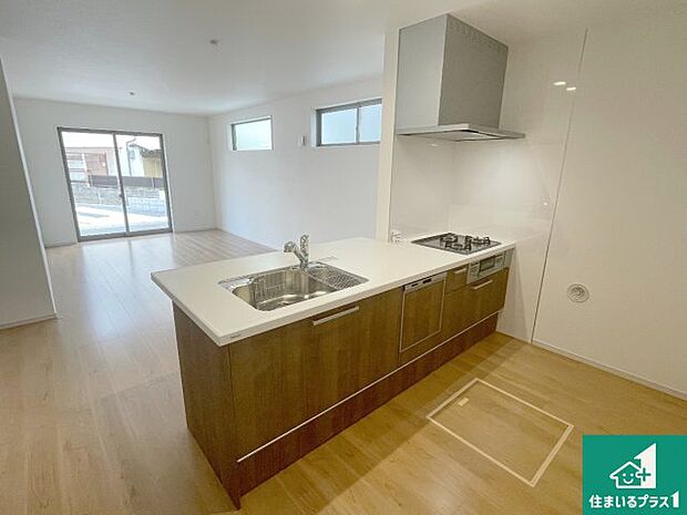 リビングと統一感があり、使い勝手のいいキッチン。広々としているので、二人並んで作業が出来ちゃいます。お子様と一緒に色々なお料理に挑戦できるスペースがあります。