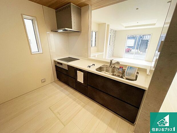 リビングと統一感があり、使い勝手のいいキッチン。広々としているので、二人並んで作業が出来ちゃいます。お子様と一緒に色々なお料理に挑戦できるスペースがあります。