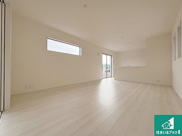 シンプルなリビングは、観葉植物等のインテリアを楽しめますね！パパ好みにも、ママ好みにも家具次第で雰囲気を変えることができます！