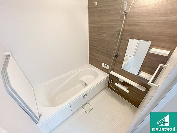 足をゆったり伸ばして寛げる浴槽です。窓が設けられていますので差し込む光が明るく穏やかな雰囲気にしてくれます♪浴室乾燥機も設置しているので、雨の日の洗濯物も安心です♪