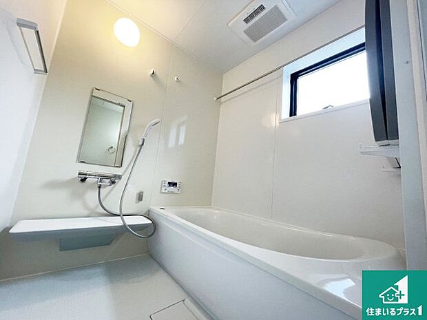 足をゆったり伸ばして寛げる浴槽です。窓が設けられていますので差し込む光が明るく穏やかな雰囲気にしてくれます♪浴室乾燥機も設置しているので、雨の日の洗濯物も安心です♪