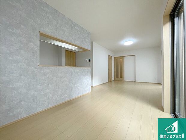 シンプルなリビングは、観葉植物等のインテリアを楽しめますね!パパ好みにも、ママ好みにも家具次第で雰囲気を変えることができます!