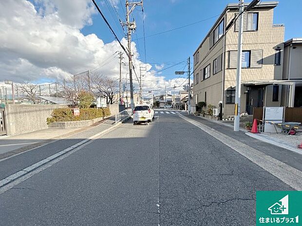 周辺は落ち着いた街並みの住宅地!子育てがしやすい住環境です!まだ未完成ですが、現地でしかわからない事もございます。是非一度ご覧ください。