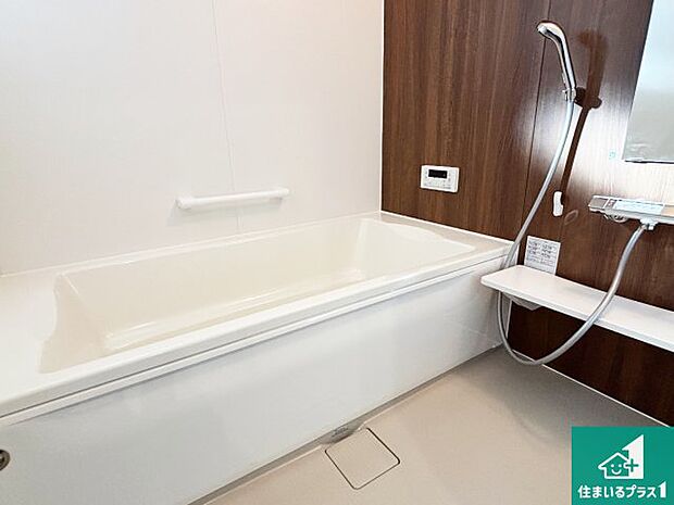 足をゆったり伸ばして寛げる浴槽です。窓が設けられていますので差し込む光が明るく穏やかな雰囲気にしてくれます♪浴室乾燥機も設置しているので、雨の日の洗濯物も安心です♪