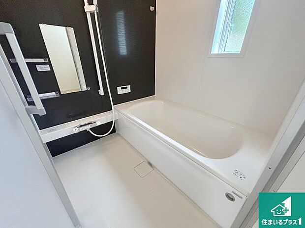 足をゆったり伸ばして寛げる浴槽です。窓が設けられていますので差し込む光が明るく穏やかな雰囲気にしてくれます♪浴室乾燥機も設置しているので、雨の日の洗濯物も安心です♪