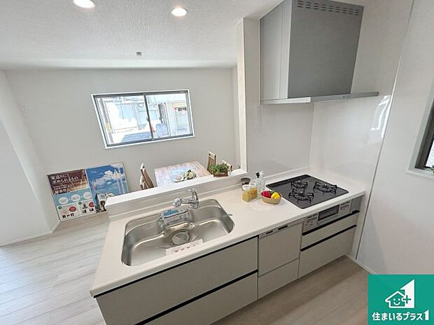 リビングと統一感があり、使い勝手のいいキッチン。広々としているので、二人並んで作業が出来ちゃいます。お子様と一緒に色々なお料理に挑戦できるスペースがあります。