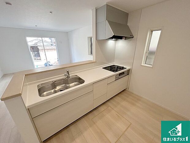 リビングと統一感があり、使い勝手のいいキッチン。広々としているので、二人並んで作業が出来ちゃいます。お子様と一緒に色々なお料理に挑戦できるスペースがあります。