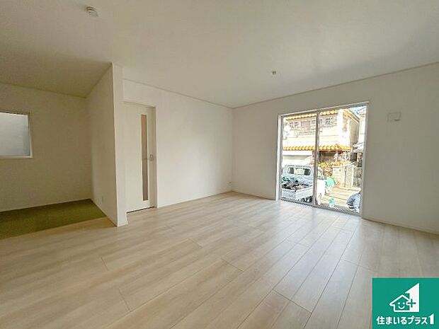 明るいリビングで朝の目覚めもスッキリできそう！対面キッチンでご家族のコミュニケーションも自然と増える設計！小さなお子様が遊ぶスペースを作っても広々とくつろげるLDK！