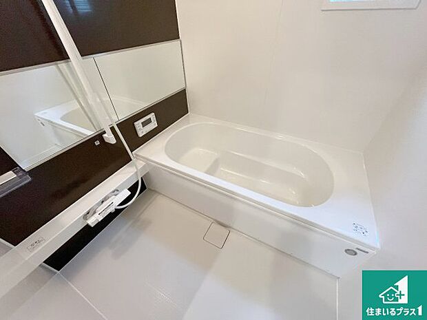 足をゆったり伸ばして寛げる浴槽です。窓が設けられていますので差し込む光が明るく穏やかな雰囲気にしてくれます♪浴室乾燥機も設置しているので、雨の日の洗濯物も安心です♪