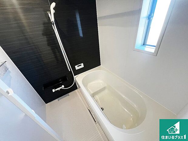 足をゆったり伸ばして寛げる浴槽です。窓が設けられていますので差し込む光が明るく穏やかな雰囲気にしてくれます♪浴室乾燥機も設置しているので、雨の日の洗濯物も安心です♪