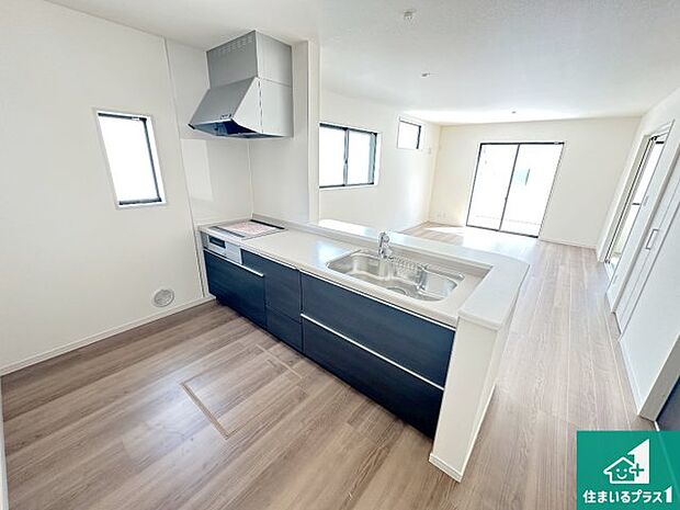 リビングと統一感があり、使い勝手のいいキッチン。広々としているので、二人並んで作業が出来ちゃいます。お子様と一緒に色々なお料理に挑戦できるスペースがあります。