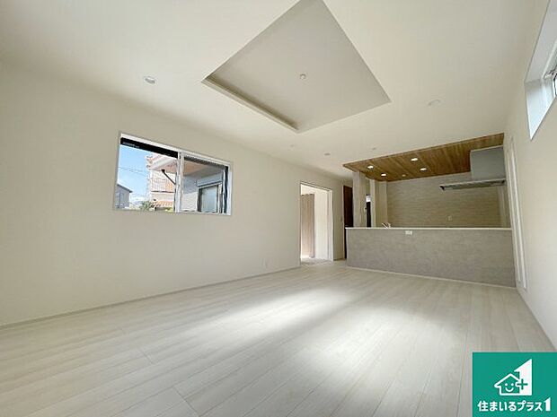 日当たり良好の明るいリビングで朝の目覚めもスッキリできそう！対面キッチンでご家族のコミュニケーションも自然と増える設計！小さなお子様が遊ぶスペースを作っても広々とくつろげるLDK！