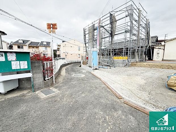 周辺は落ち着いた街並みの住宅地！子育てがしやすい住環境です！まだ未完成ですが、現地でしかわからない事もございます。是非一度ご覧ください。