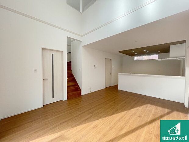 日当たり良好の明るいリビングで朝の目覚めもスッキリできそう！対面キッチンでご家族のコミュニケーションも自然と増える設計！小さなお子様が遊ぶスペースを作っても広々とくつろげるLDK！