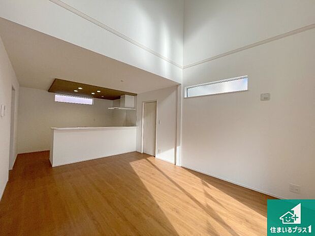 シンプルなリビングは、観葉植物等のインテリアを楽しめますね！パパ好みにも、ママ好みにも家具次第で雰囲気を変えることができます！