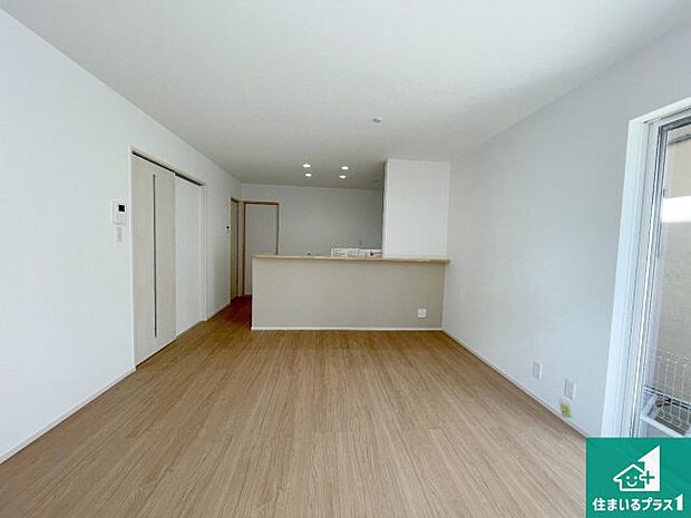 シンプルなリビングは、観葉植物等のインテリアを楽しめますね!パパ好みにも、ママ好みにも家具次第で雰囲気を変えることができます!