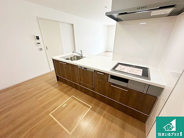 リビングと統一感があり、使い勝手のいいキッチン。広々としているので、二人並んで作業が出来ちゃいます。お子様と一緒に色々なお料理に挑戦できるスペースがあります。