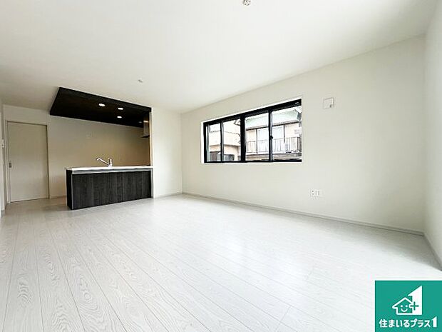 シンプルなリビングは、観葉植物等のインテリアを楽しめますね！パパ好みにも、ママ好みにも家具次第で雰囲気を変えることができます！