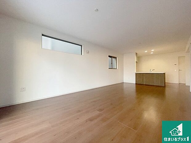 明るいリビングで朝の目覚めもスッキリできそう！対面キッチンでご家族のコミュニケーションも自然と増える設計！小さなお子様が遊ぶスペースを作っても広々とくつろげるLDK！