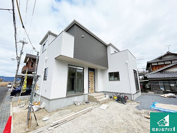 周辺は落ち着いた街並みの住宅地!子育てがしやすい住環境です!まだ未完成ですが、現地でしかわからない事もございます。是非一度ご覧ください。