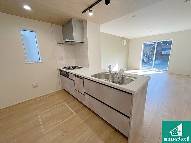 リビングと統一感があり、使い勝手のいいキッチン。広々としているので、二人並んで作業が出来ちゃいます。お子様と一緒に色々なお料理に挑戦できるスペースがあります。